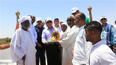 أهالي قرية غرب سهيل بأسوان يستوقفون وزير النقل لتوصيل شكرهم للرئيس السيسي