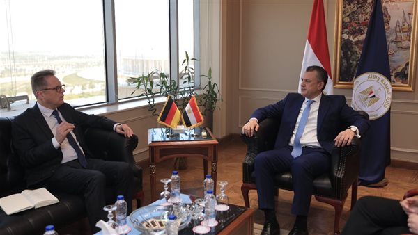 وزير السياحة وسفير