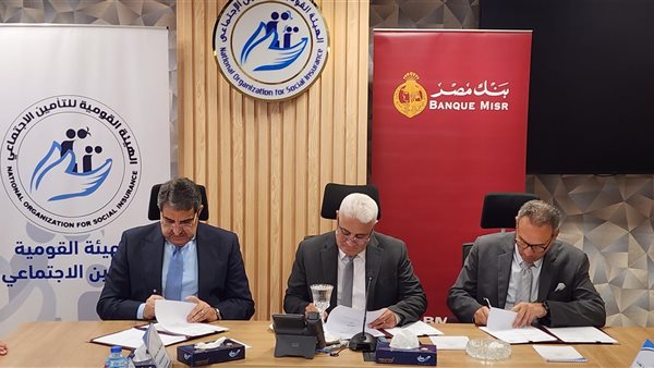 أثناء توقيع البروتوكول