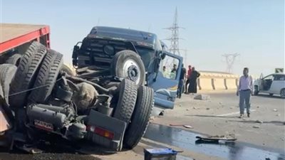 إغلاق جزئي لطريق السويس القاهرة بعد انقلاب سيارة نقل