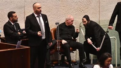 لرفضه قانون التجنيد للمتدينين.. رئيس مكتب نتنياهو يهاجم وزير الدفاع الإسرائيلي ويصفه بـ الوقح 