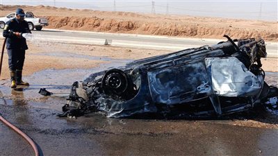 انقلاب واشتعال النيران في سيارة بطريق السويس - القاهرة│صور