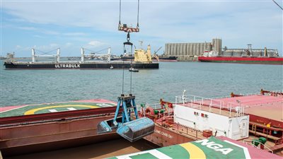 ميناء دمياط يستقبل شحنات جديدة من السلع الغذائية