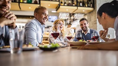 لضمان بيئة ناضجة.. مطعم يحظر تناول الطعام به لمن دون 30 عامًا