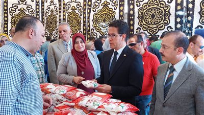 بمناسبة عيد الأضحى.. رئيس جامعة بنها يفتتح معرضا للمنتجات والسلع الغذائية