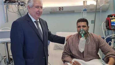 سفير القاهرة بالكويت يزور المصري المُصاب في حريق المنقف