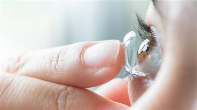 نصائح لمستخدمي العدسات اللاصقة أثناء الطقس الحار