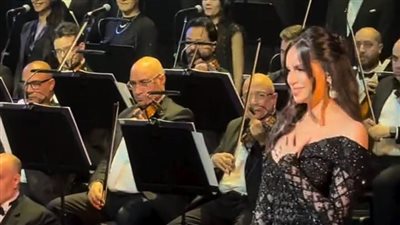 بأغاني كوكب الشرق.. آمال ماهر تتألق في حفلها بالكويت بحضور جماهيري كامل العدد| صور