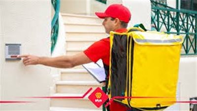 مندوب يتعرض لموقف غير إنساني وسط الأجواء الحارة بسبب كوب ماء