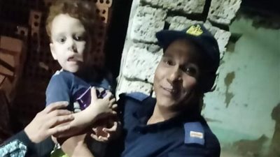 إنقاذ صغير سقط بين كومة من الطوب وسور مدرسة في الوادي الجديد