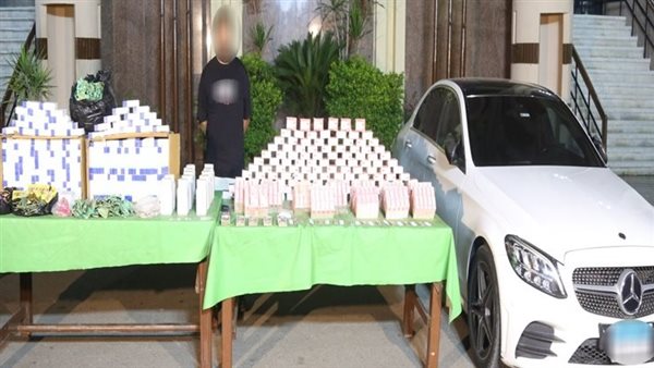 المتهم بحوزة المضبوطات