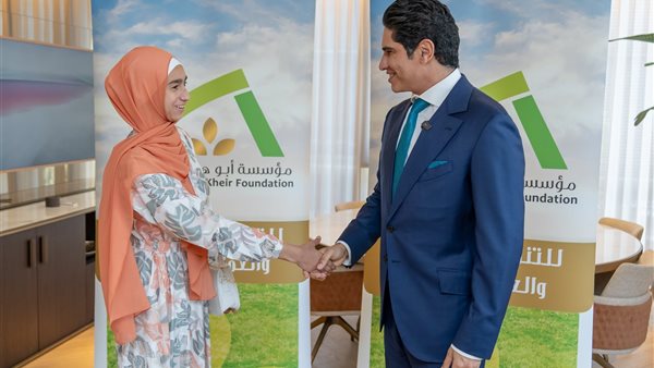 أبو هشيمة يكرم الطالبة