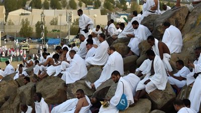 حجاج بيت الله الحرام يؤدون الركن الأعظم ويبدؤون بالنفرة إلى مزدلفة 