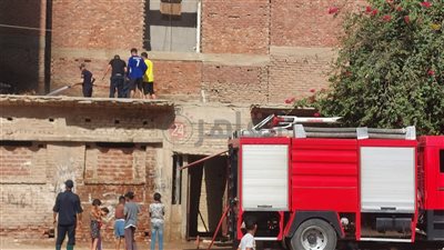 بسبب ارتفاع درجة الحرارة.. حريق أعلى سطح منزل بكفر الزيات بالغربية| صور