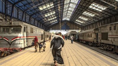 غادر دون أن تلحقه.. راكبة تفقد أطفالها في قطار الصعيد بسبب الزحمة بمحطة الجيزة