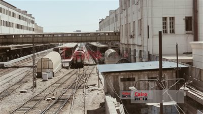 تكدس المواطنين على أرصفة وجه قبلي بمحطة مصر.. والسكك الحديد تدفع بالقطارات الإضافية لتخفيف الزحام