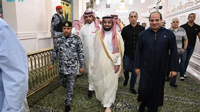  الرئيس السيسي يزور المسجد النبوي الشريف.. ويؤدي الصلاة فيه| صور
