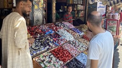 الجابونيز والمارشميلو والنوجا.. الحلوى تزين واجهات المحلات بالأقصر استعدادا للعيد| صور