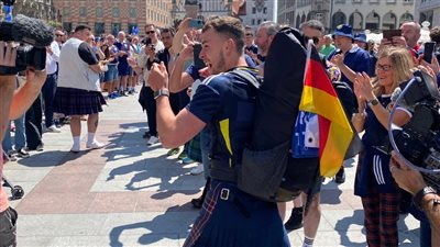 استغرق 41 يومًا.. مشجع أسكتلندي يصل ألمانيا سيرًا لدعم بلاده باليورو