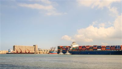 ميناء دمياط يستقبل 12 سفينة بإجمالي بضائع تتجاوز 33 ألف طن