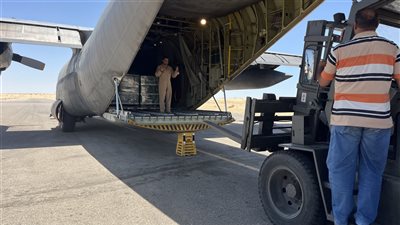 مطار العريش يستقبل طائرة كويتية تحمل 40 طنا من المواد الغذائية لغزة