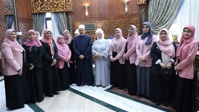 الإمام الطيب يستقبل قافلة وعاظ وواعظات الأزهر القائمين بتوعية حجاج بيت الله الحرام بمطار القاهرة