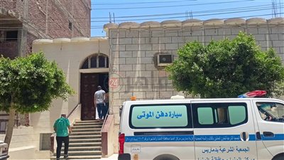 وسط انهيار نجم الأهلي السابق.. الوداع الأخير لوالد الكابتن أحمد رؤوف بالمنيا