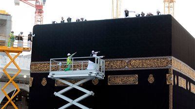 تسليم كسوة الكعبة المشرفة لسدنة بيت الله الحرام 
