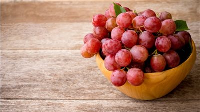 يعزز مناعة الجلد.. دراسة تكشف فوائد العنب للجسم
