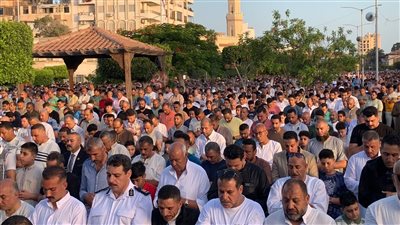 الآلاف يؤدون صلاة العيد في ساحة المسجد الكبير ببورفؤاد.. والمحافظ يشاركهم الفرحة| صور 