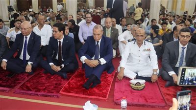 محافظ القليوبية يؤدي صلاة عيد الأضحى بمسجد ناصر بمدينة بنها