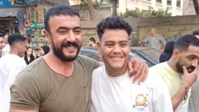 التقط صورًا مع جمهوره.. أحمد العوضي يحتفل بأول أيام عيد الأضحى في عين شمس | بث مباشر