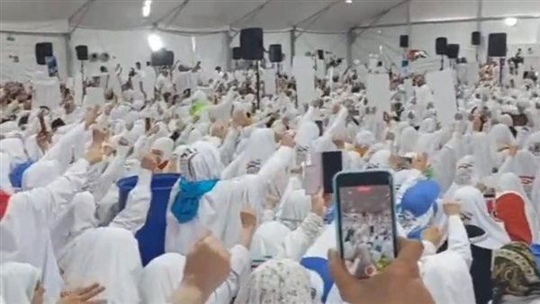 حجاج إيرانيون يهتفون