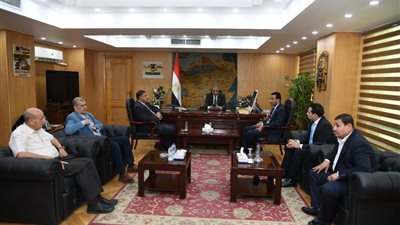 اجتماع طارئ.. محافظ الفيوم يناقش مشكلات انقطاع وضعف ضغط مياه الشرب بعدد من المناطق