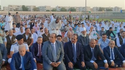 محافظ جنوب سيناء يؤدي صلاة عيد الأضحى بساحة ستاد طور سيناء ويوزع العيدية على الأطفال