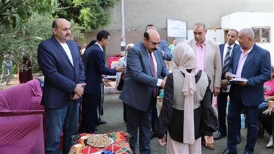 محافظ أسوان يقدم التهنئة ويوزع عيدية العيد على الأطفال والنشء بدور الرعاية 