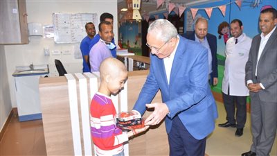 بتوزيع الهدايا والألعاب.. محافظ الأقصر يحتفل مع الأطفال متحدي السرطان بعيد الأضحى