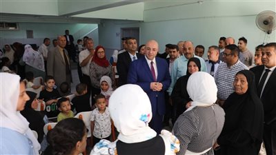 محافظ بني سويف يزور دار أيتام للتهنئة بعيد الأضحى.. ويوجه باستمرار الرعاية والحماية الاجتماعية 