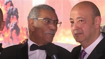 عمرو أديب يمازح سيد رجب بسبب مشهد في فيلم أولاد رزق 3.. والأخير يرد عليه: طبعا الأهلي بطولات