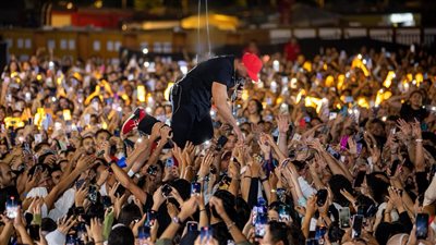 بتقنيات عالمية.. تامر حسني يفاجئ جمهوره بالطيران لدخول حفلته