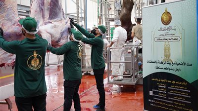 لليوم الثالث.. بيت الزكاة يستمر في نحر الأضاحي لتوزيعها على القرى الأشد فقرًا