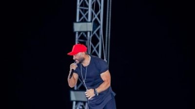 الاستيدج هيتحرك والـ Fire show هيكون مفاجأة.. كواليس تحضيرات تامر حسني لحفله في العلمين