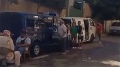 أسر وأصدقاء مشجعتي الأهلي ينتظرون الجثامين أمام المستشفى بالإسكندرية | بث مباشر