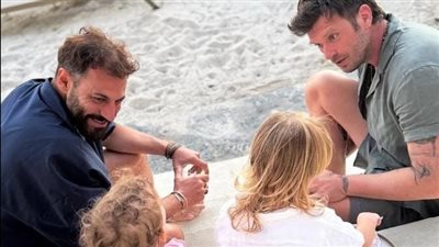 برفقة ابنتيهما.. نيقولا معوض يجتمع بـ بطل العشق الممنوع في نزهة عائلية