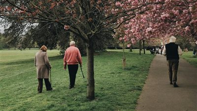 دراسة: المشي يساعد في علاج آلام أسفل الظهر