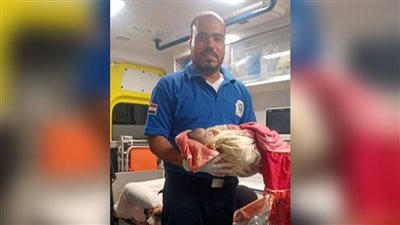 مسعف قنا منقذ أم وجنينها: أجريت عملية الولادة داخل سيارة الإسعاف