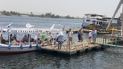 باللنشات السياحية والفلوكة.. السياح يهربون إلى نيل الأقصر من حرارة الجو| صور 