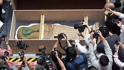 يعرض تابوتا نادرا.. إقامة معرض أثري للترويج للسياحة المصرية بالصين| صور 