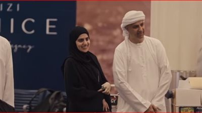 هدايا واستقبال مميز بمطار دبي.. الإمارات تحتفي بعودة الحجاج | صور