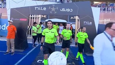 شرابات الأهلي والداخلية تؤخر انطلاق المباراة |خاص